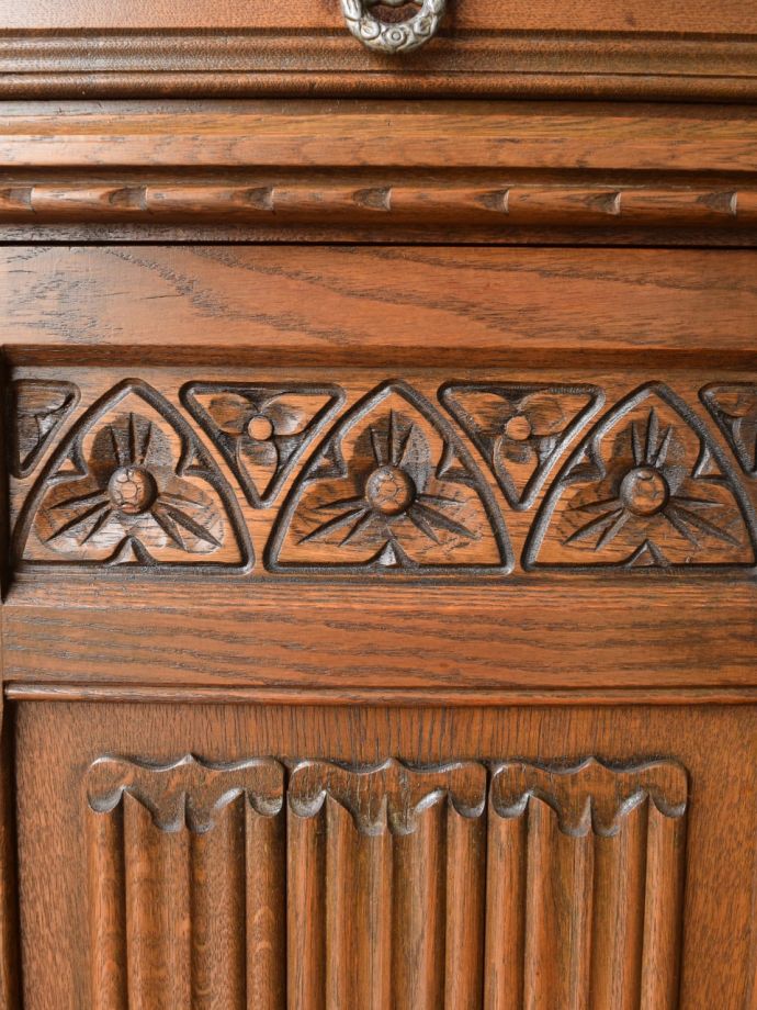 英国アンティーク家具らしい装飾