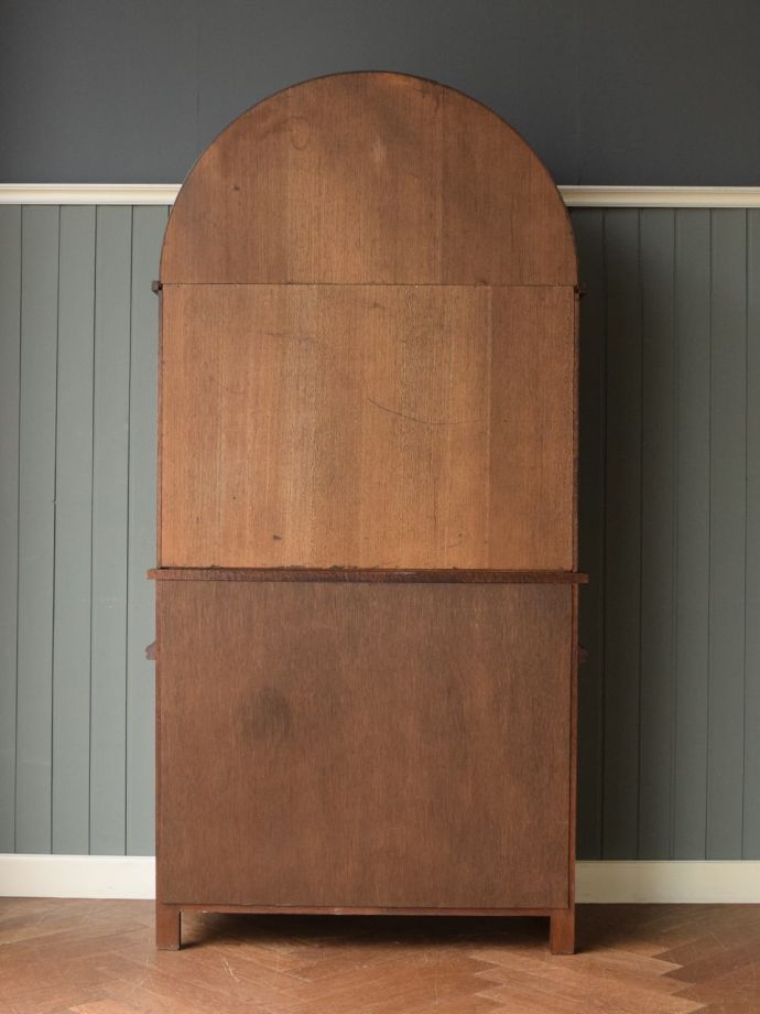 キャビネットの後ろ姿