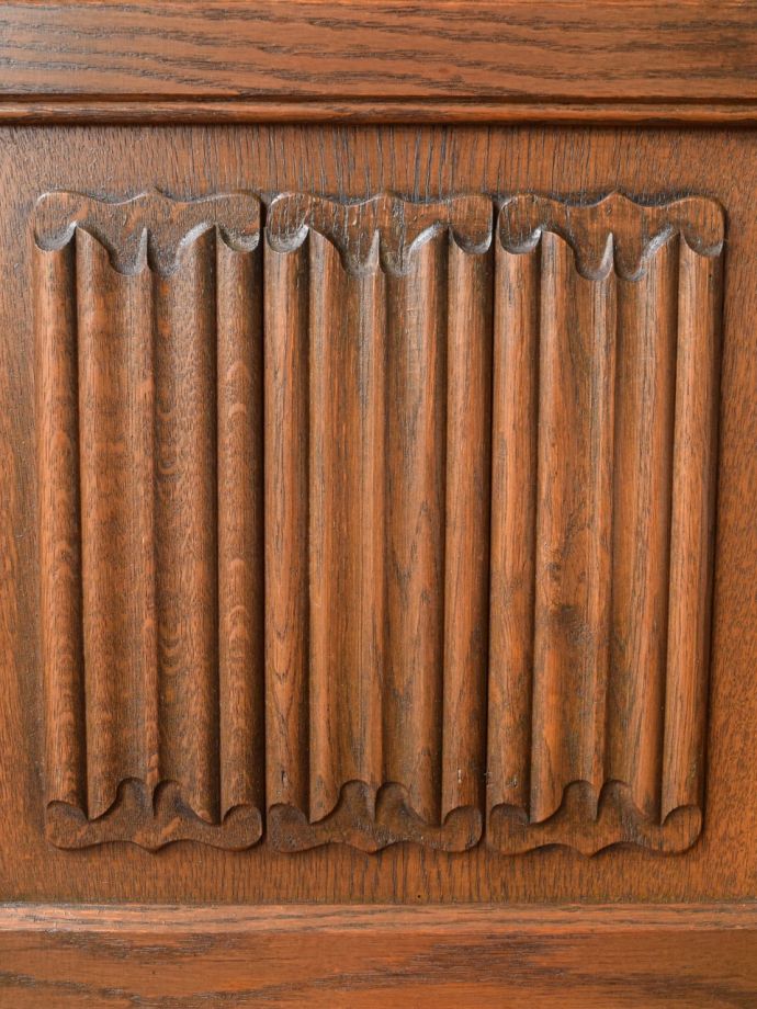 英国アンティーク家具らしい装飾