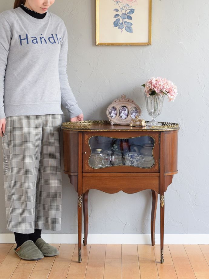 英国アンティークのガラスキャビネット