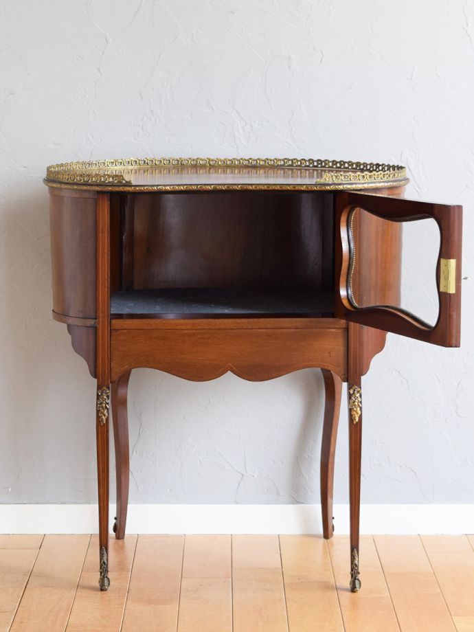 ガラスキャビネットの扉の中