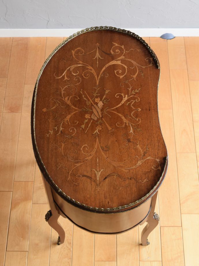 アンティークキャビネットの天板