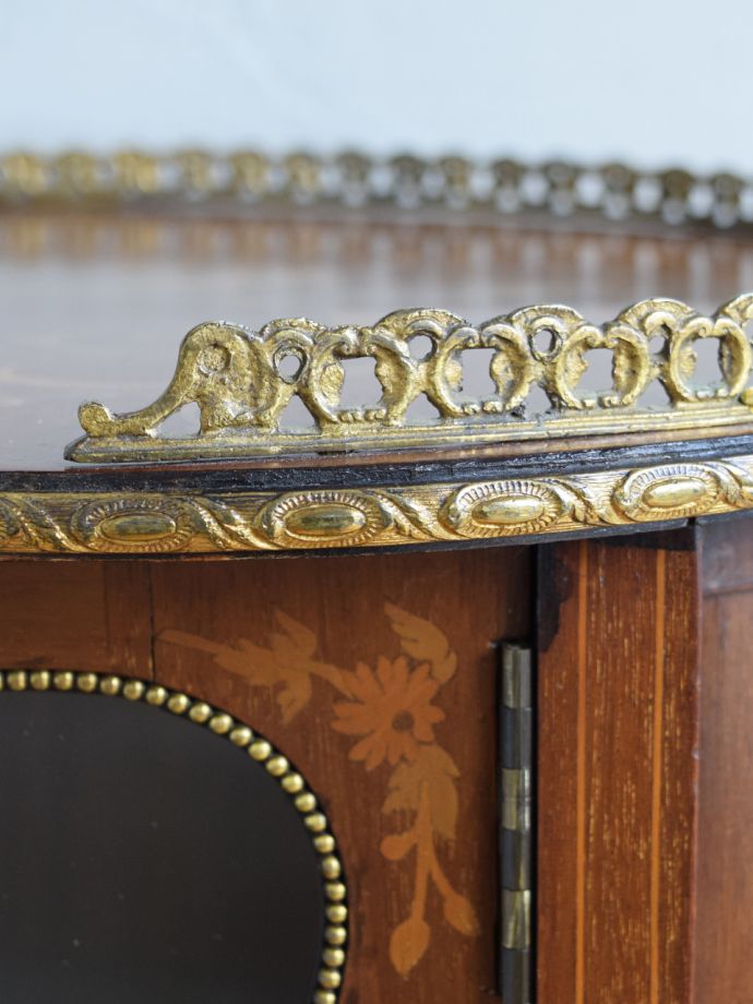 キャビネットの華やかな装飾