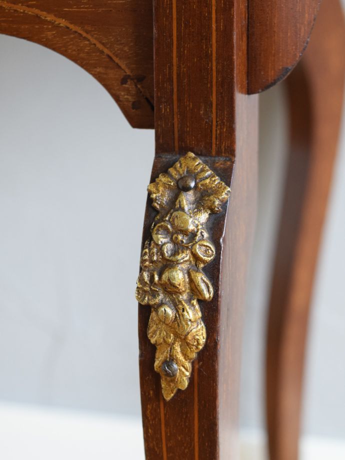 アンティークキャビネットの装飾