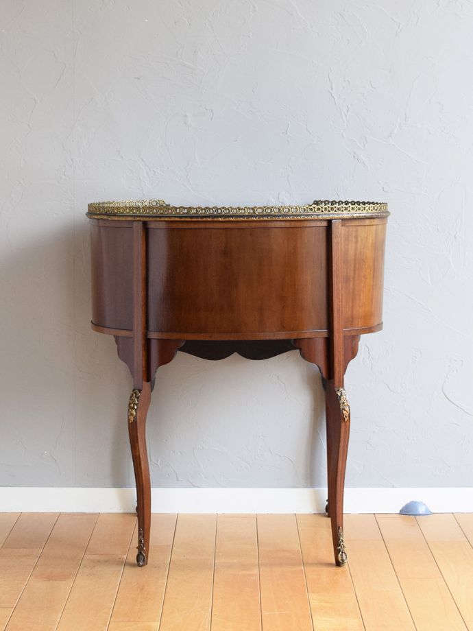 キャビネットの後ろ姿