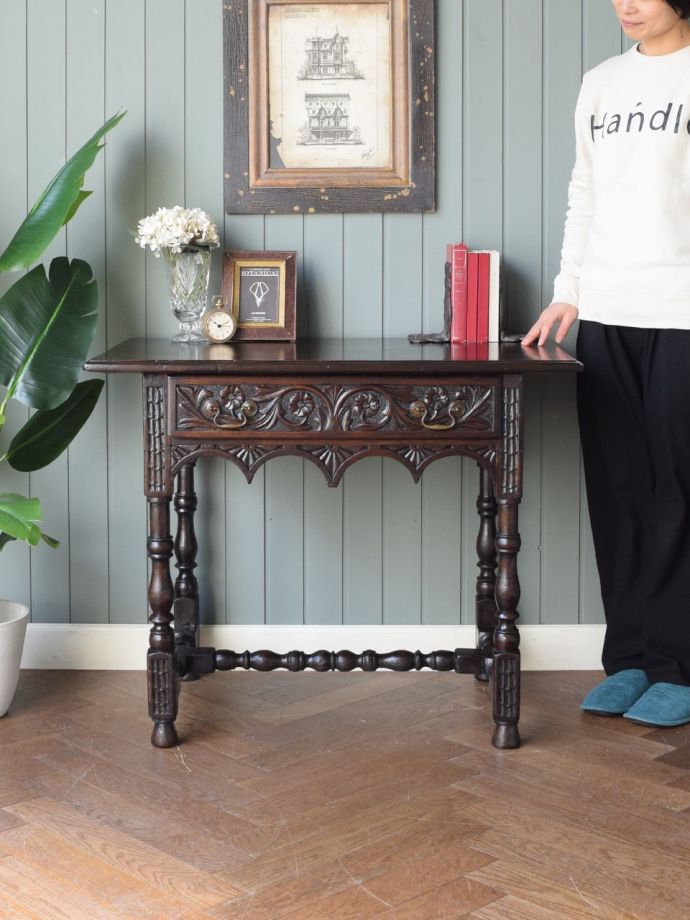 英国アンティークのコンソールテーブル