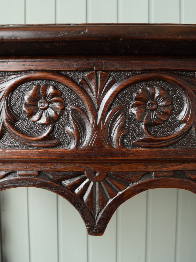 英国アンティーク家具らしい彫