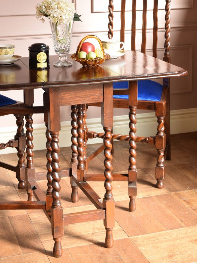 伸長式のおしゃれなアンティークテーブル