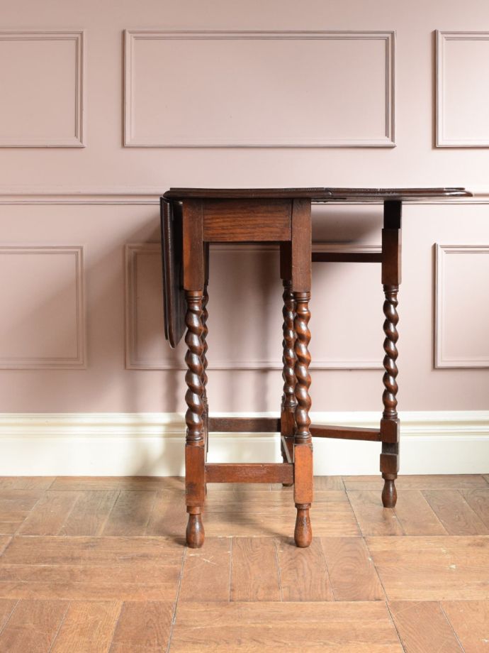 片足を開いた折り畳みテーブル