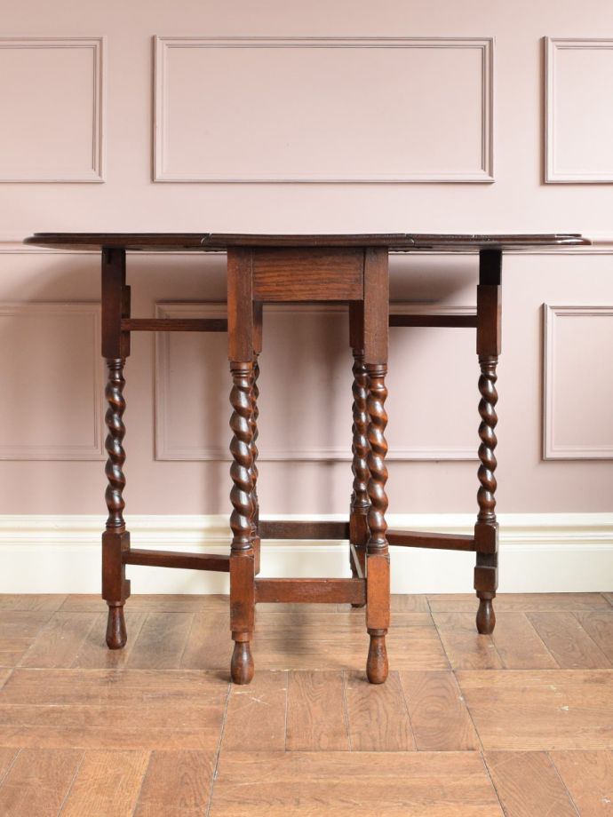 両足を広げた折り畳み式テーブル