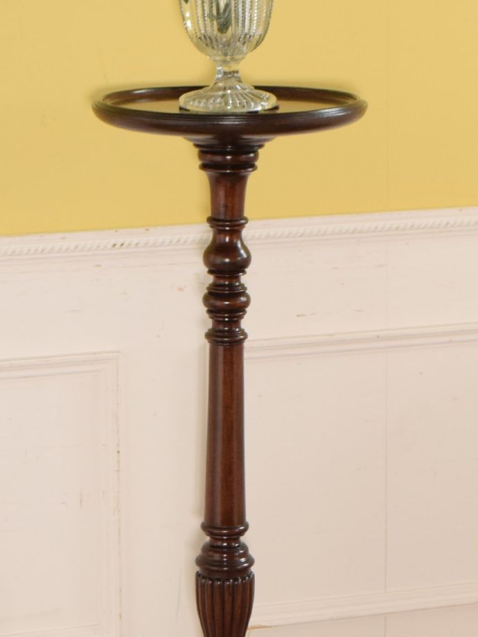 英国のアンティーク家具らしいデザイン