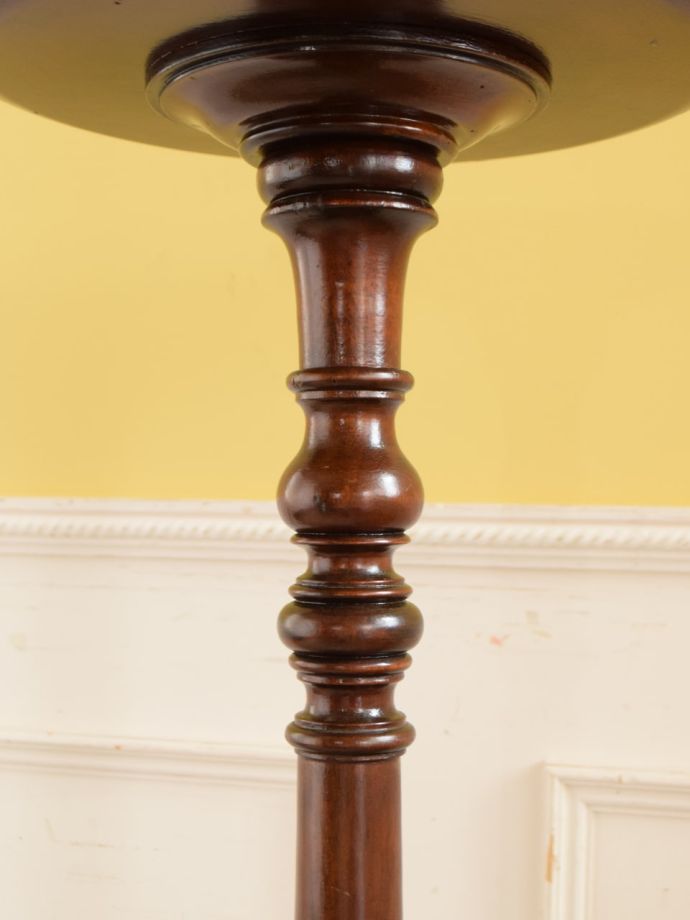 英国アンティーク家具らしい装飾