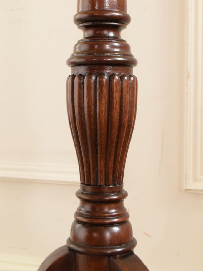 英国アンティーク家具らしい装飾