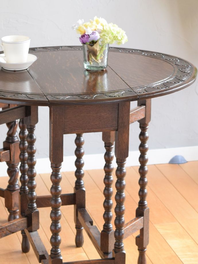 おしゃれなアンティークの伸長式テーブル