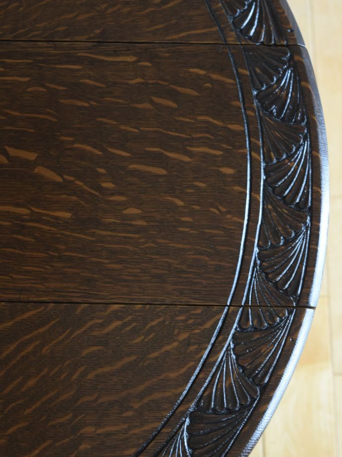 アンティークテーブルの美しい木目