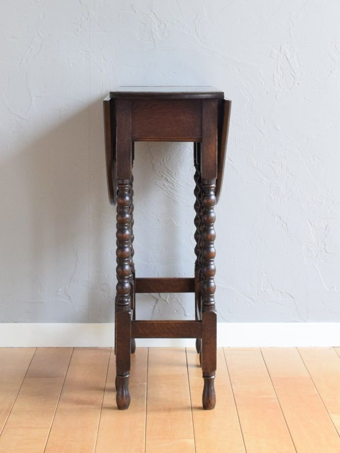 ゲートレッグテーブルの側面