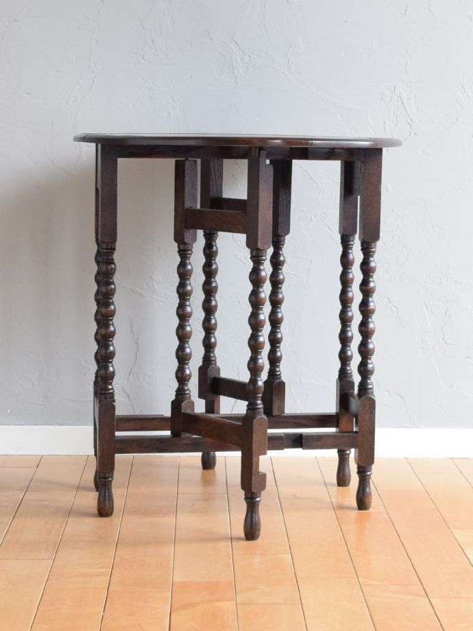 ゲートレッグテーブルの横顔