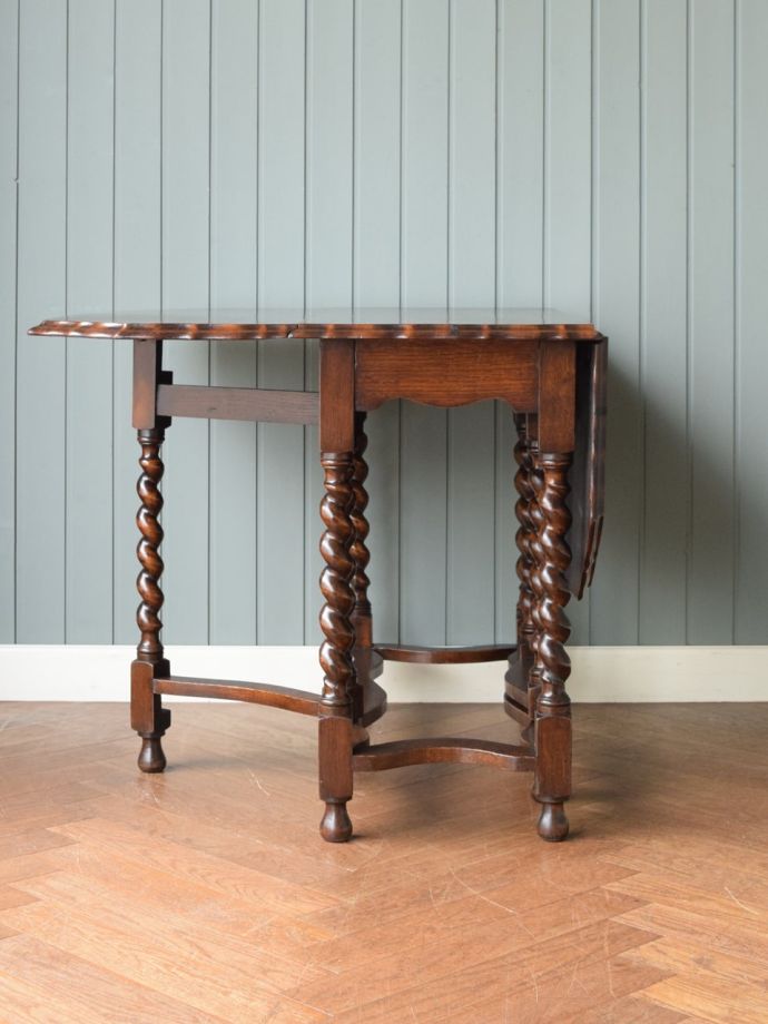 片足を開いた折り畳みテーブル