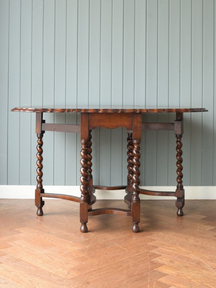 両足を広げた折り畳み式テーブル