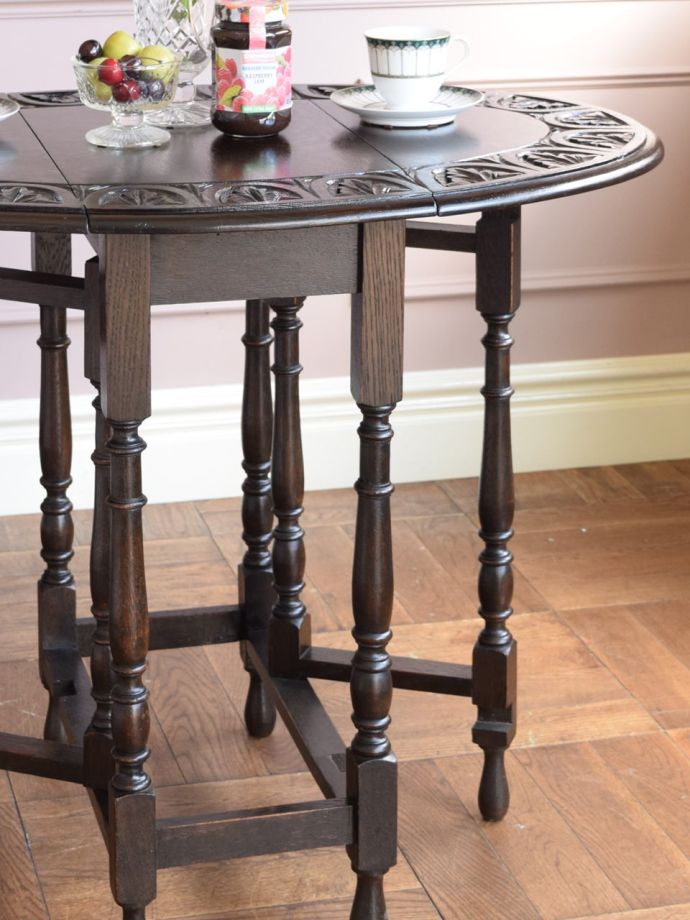 伸長式のおしゃれなアンティークテーブル