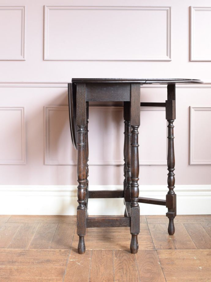 片足を開いた折り畳みテーブル