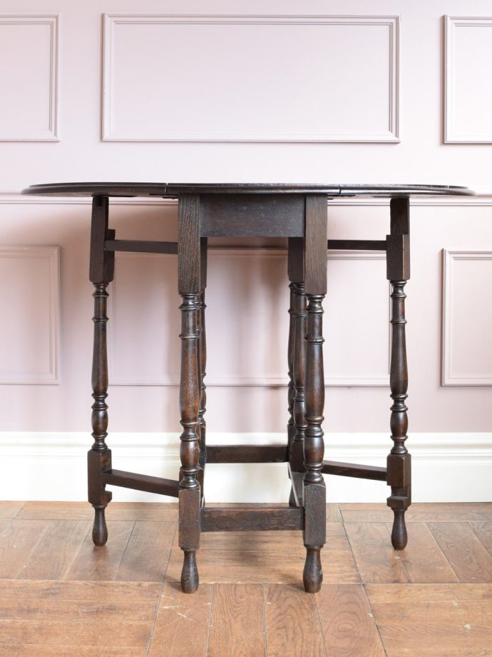 両足を広げた折り畳み式テーブル