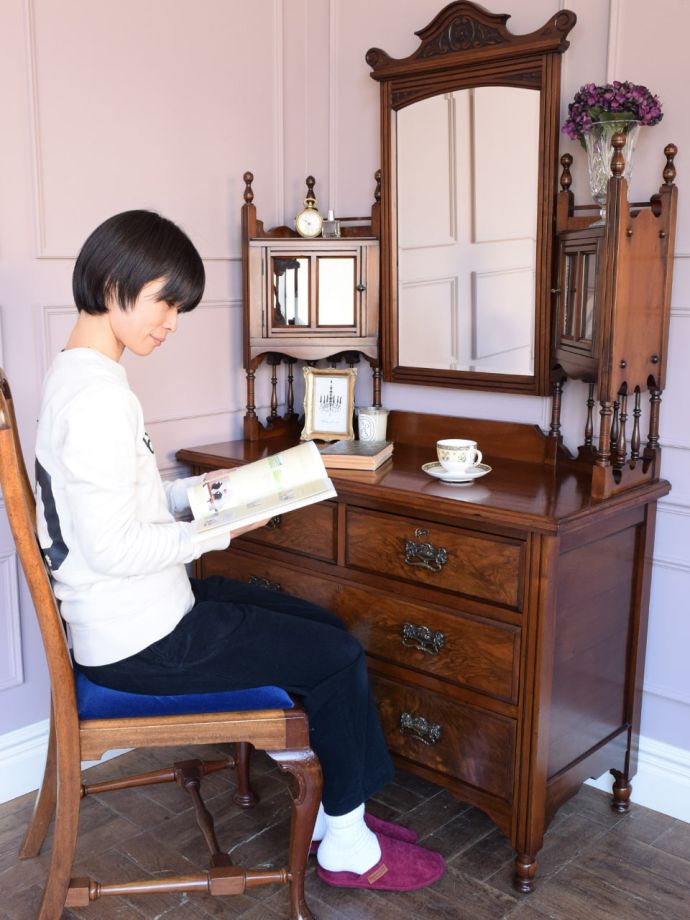 便利に使えるアンティークのドレッサー