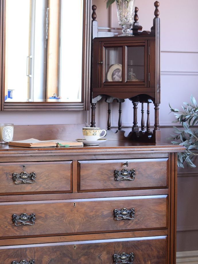 ドレッサーの美しい杢目