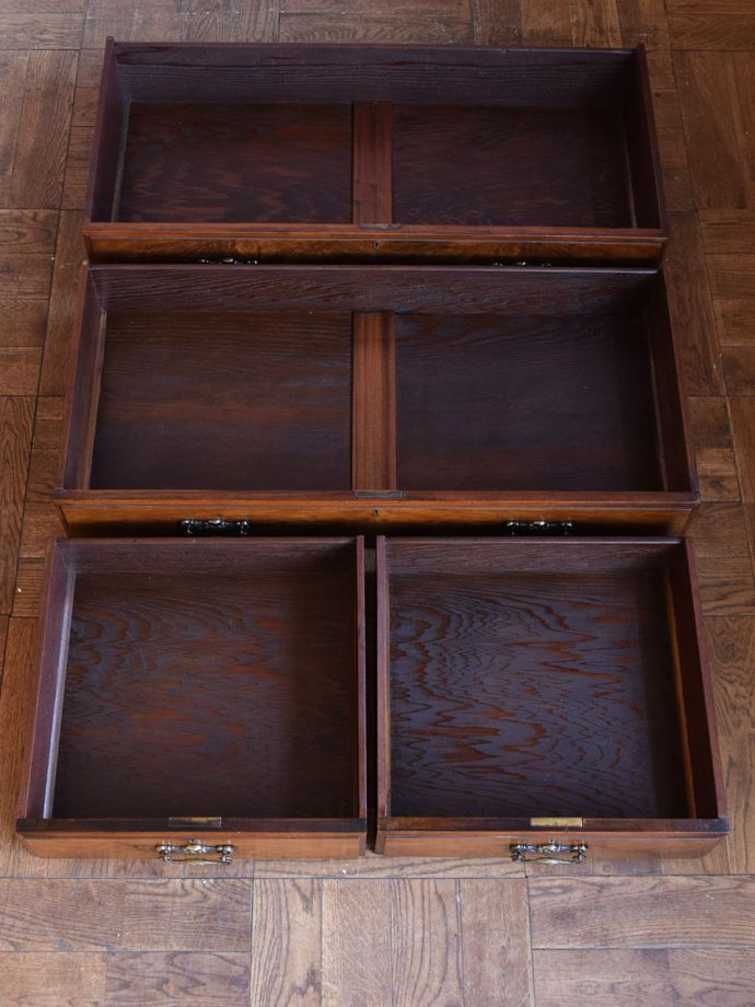 ドレッサーの引き出しの中