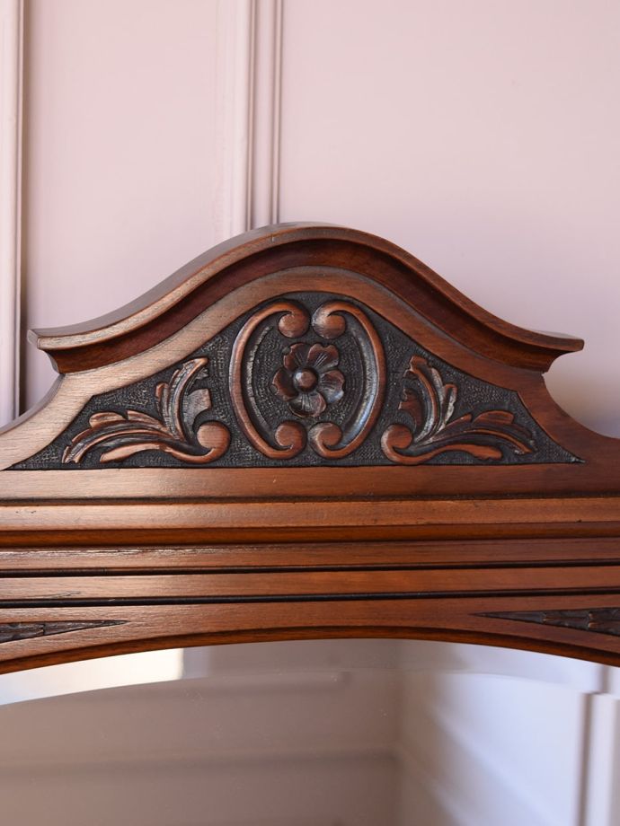 アンティーク家具らしい装飾