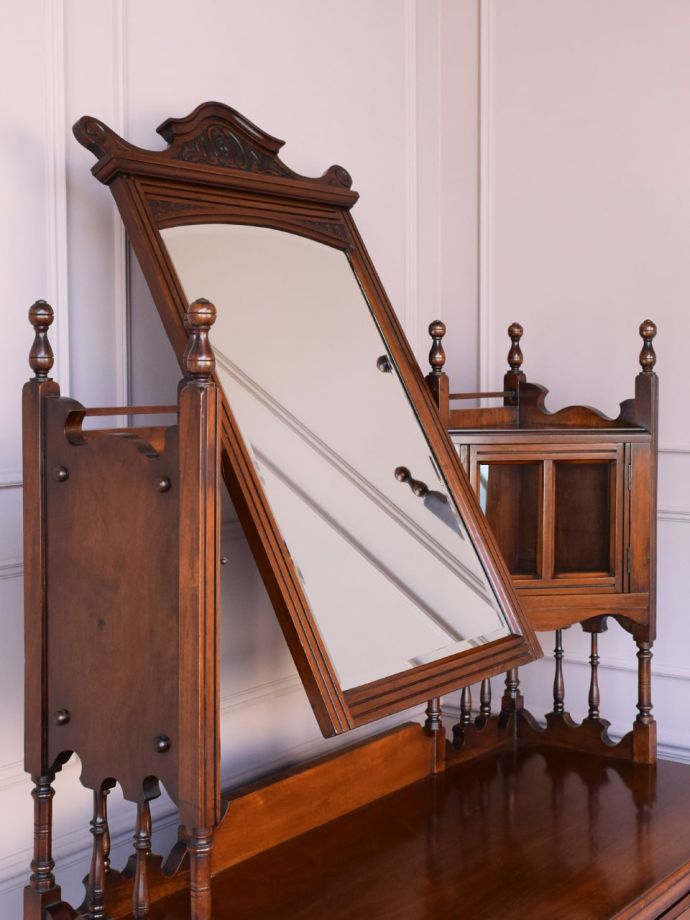 アンティークのドレッサー