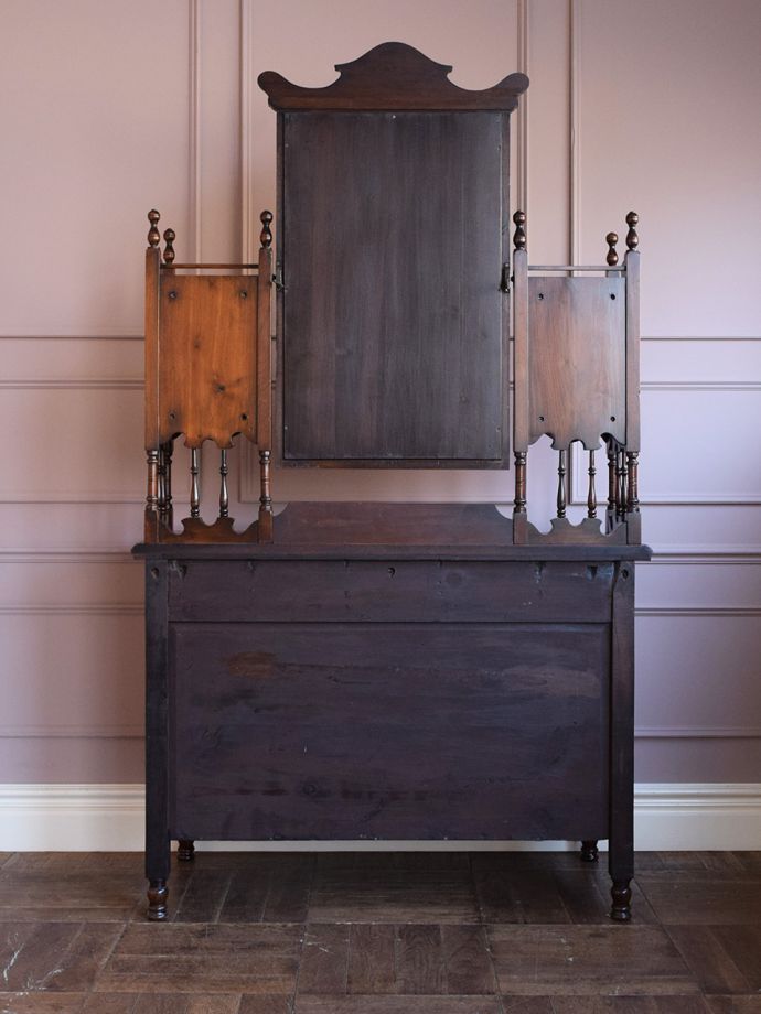 ドレッサーの後ろ姿