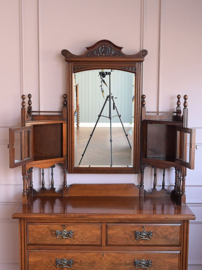 アンティークのドレッサーの扉の中