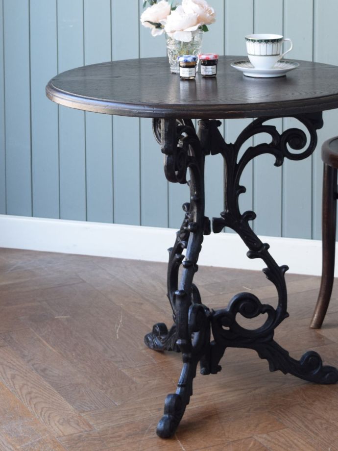 英国アンティークのおしゃれなテーブル、美しいアイアン脚のパブ