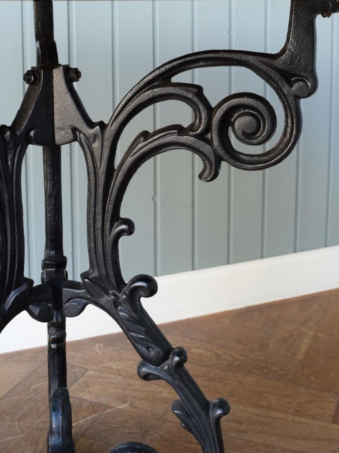 英国アンティークのおしゃれなテーブル、美しいアイアン脚のパブ