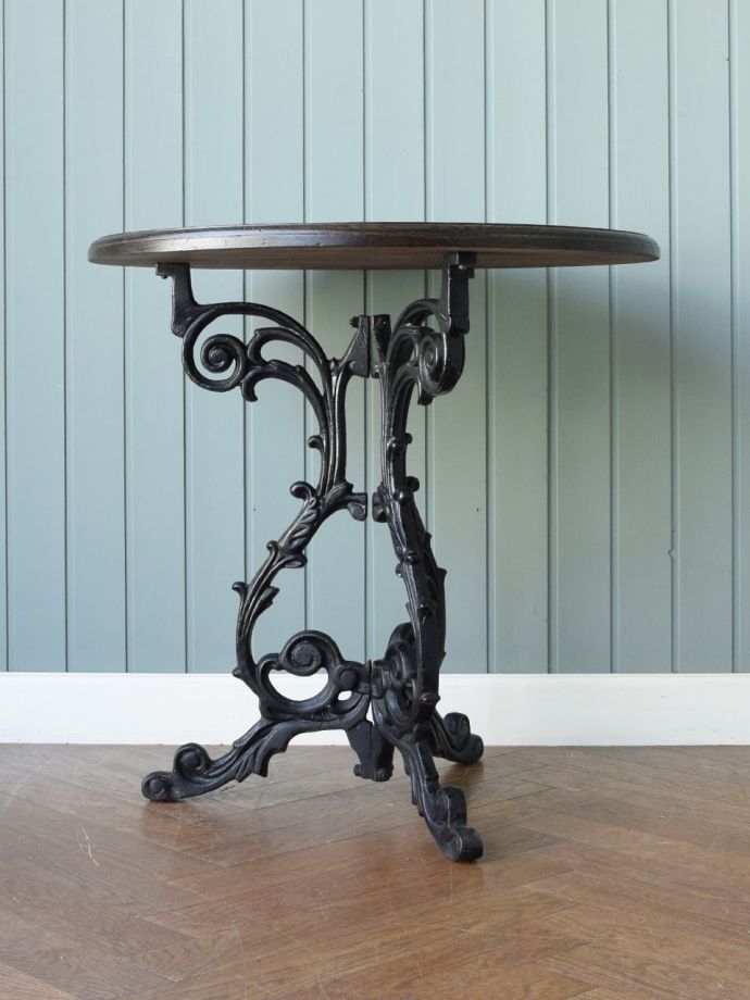 英国アンティークのおしゃれなテーブル、美しいアイアン脚のパブ