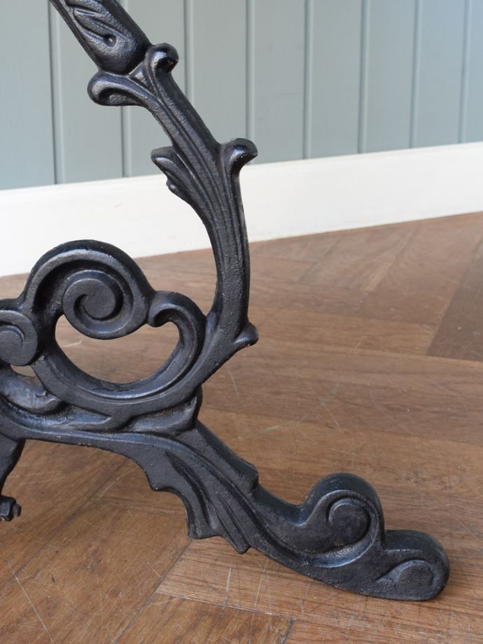 英国アンティークのおしゃれなテーブル、美しいアイアン脚のパブ