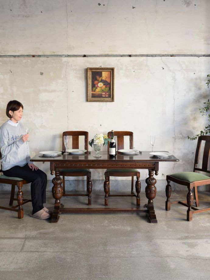 英国アンティークのテーブル