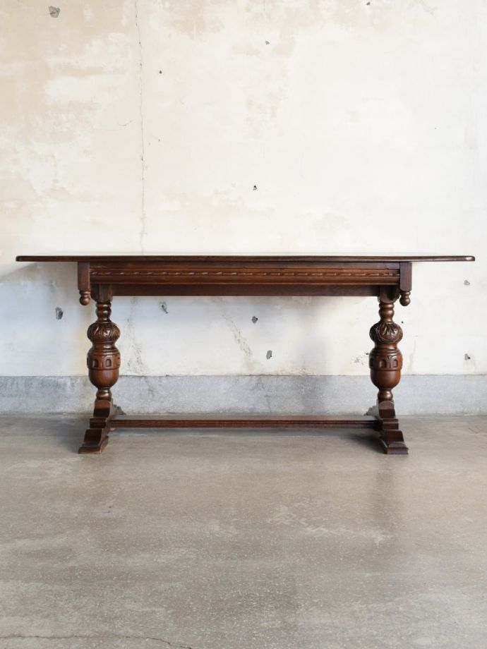 ダイニングテーブルの後ろ姿