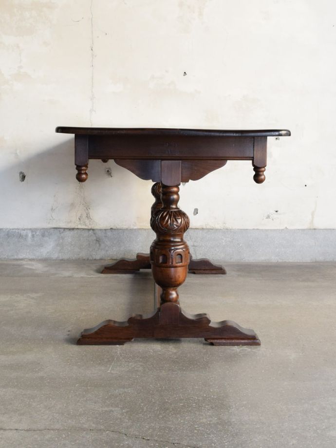 アンティークテーブルの側面