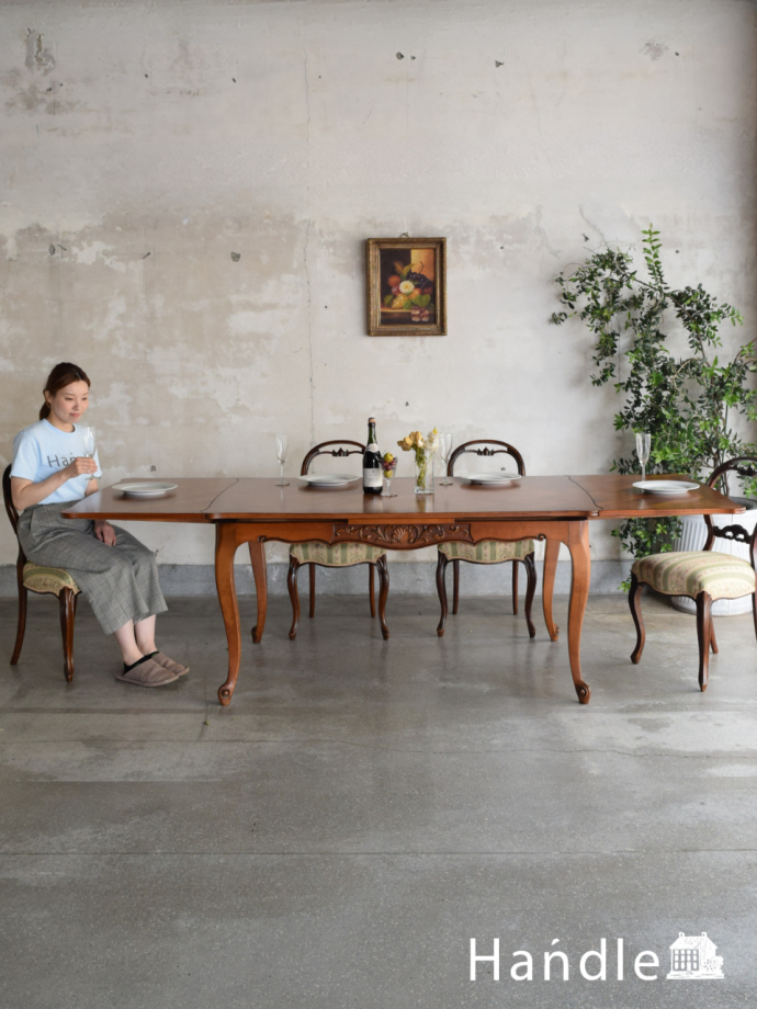 フランスのアンティークテーブル