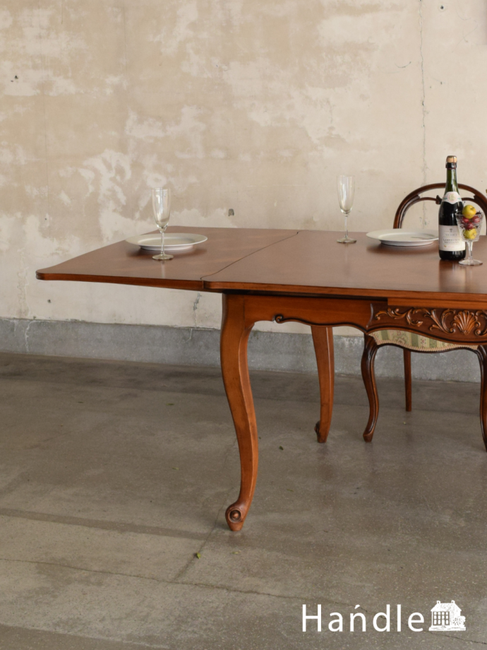 フランスの家具らしい美しい猫脚