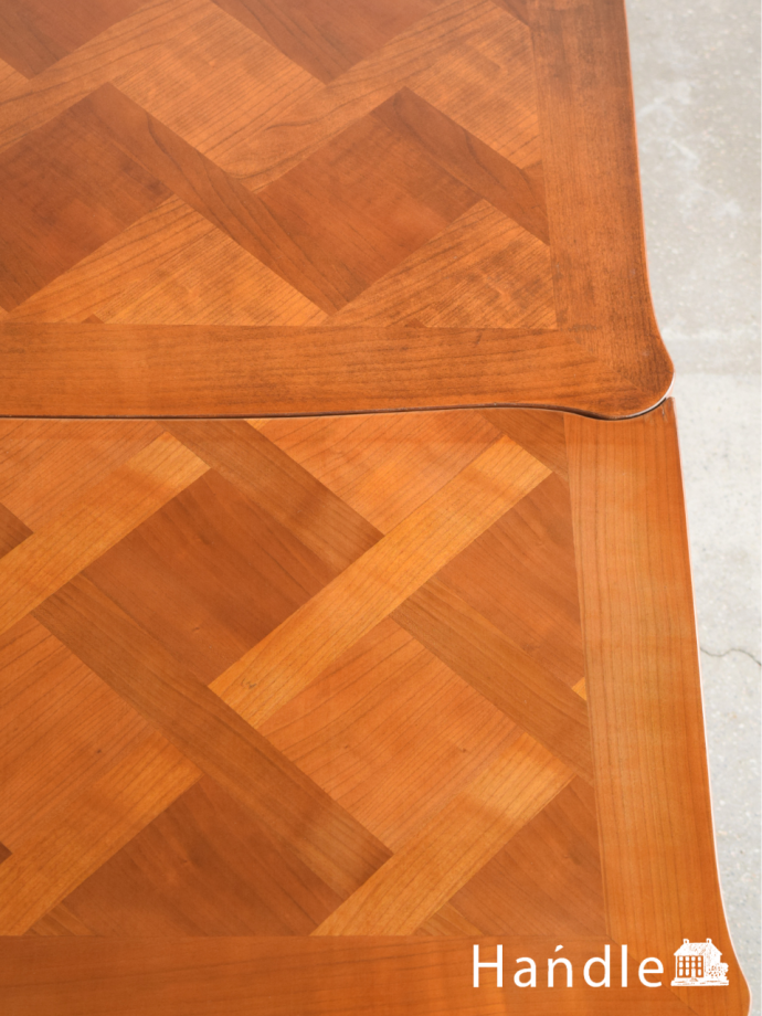 美しいパーケットリーのダイニングテーブル