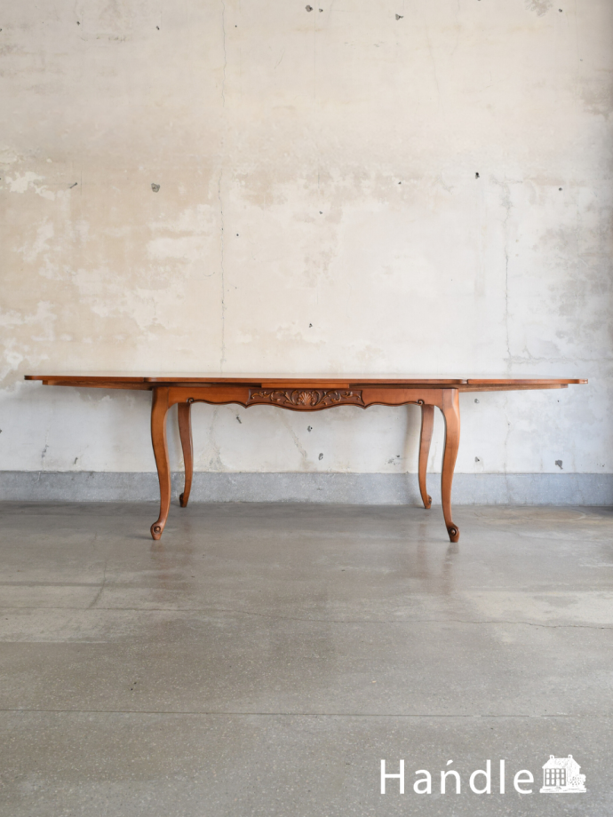 両方のリーフを開いた伸長式テーブル