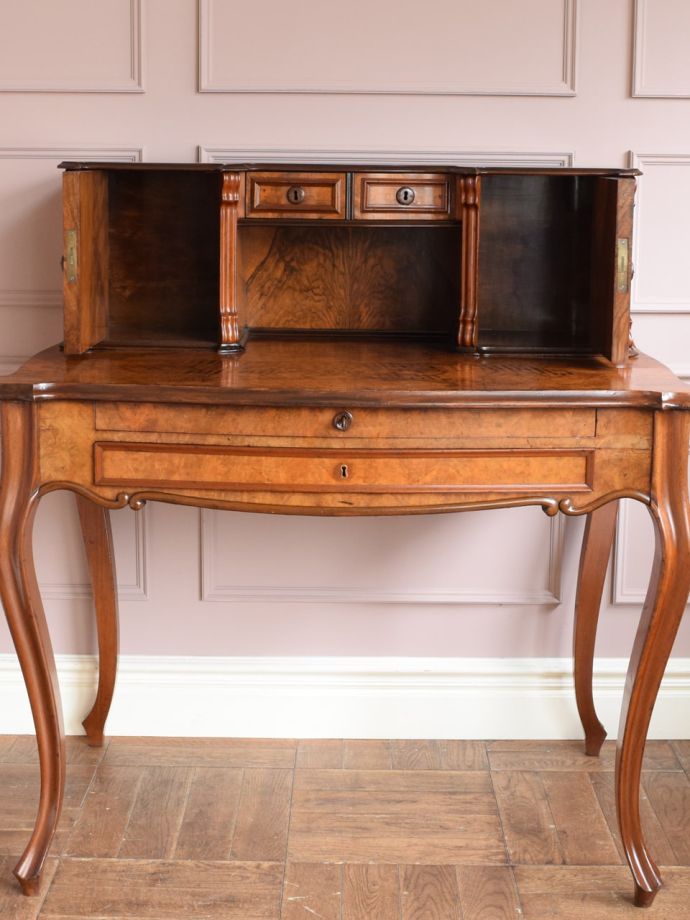 アンティークデスクの扉の中