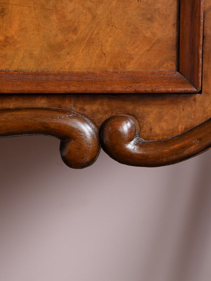 英国アンティーク家具らしい装飾