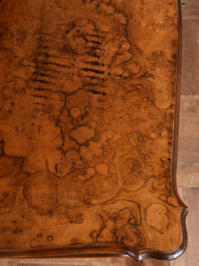 アンティークデスクの木目