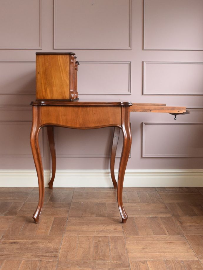 書斎デスクの側面