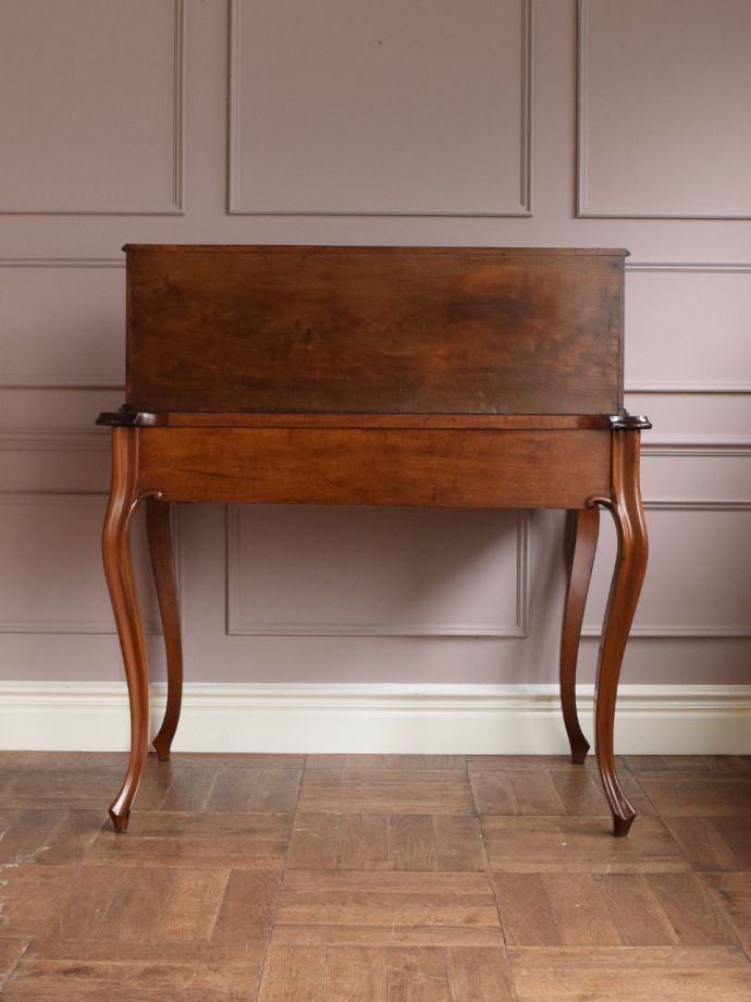 アンティークデスクの後ろ姿