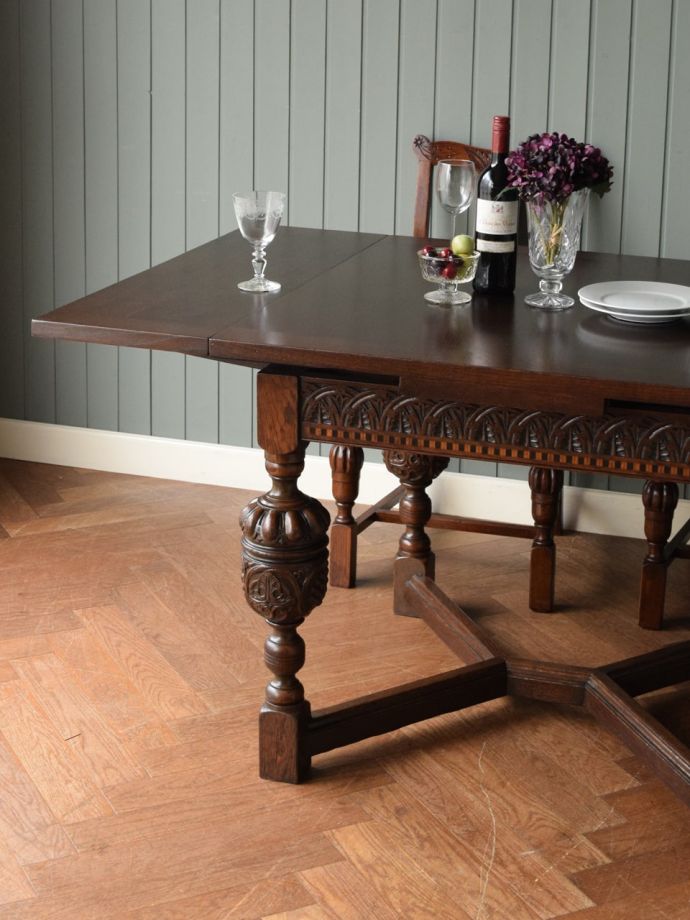 伸長式のおしゃれなアンティークテーブル